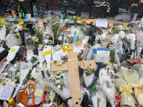이태원역 앞 추모공간에 놓인 꽃들