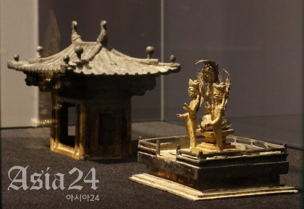 서울 강남구 신사동 케이옥션 사옥 내 전시 중인 국보 '금동삼존불감(金銅三尊佛龕). 2022.1.17