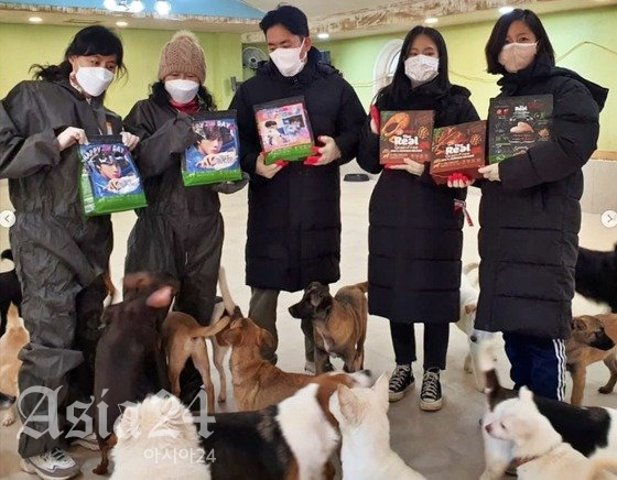 방탄소년단 진의 팬들과 하림펫푸드 관계자는 3일 동물보호소에서 봉사활동을 진행했다.(사진 코리안독스 인스타그램)