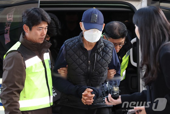 부천 제일시장에서 1톤 트럭으로 돌진사고를 낸 60대 운전자 A씨가 15일 오후 경기 부천시 인천지방법원 부천지원에서 열린 구속 전 피의자 심문(영장실질심사)에 출석하고 있다.