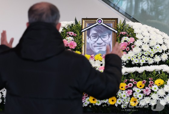 6일 오후 서울 중구 서울영화센터에 마련된 '국민배우' 고 안성기 시민 추모공간을 찾은 시민들이 고인을 추모하고 있다. 충무로 서울영화센터는 오는 8일 오후 6시까지 추모 공간을 운영한다.