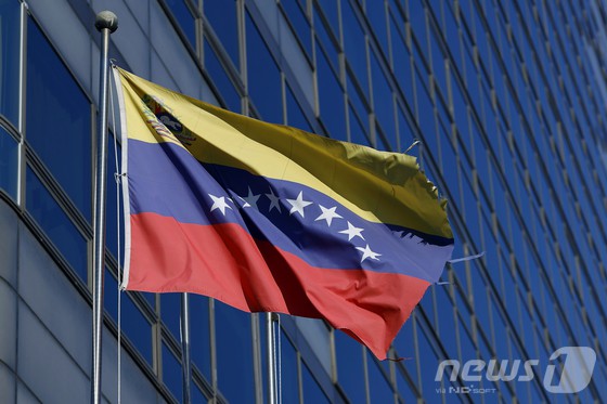 미국이 니콜라스 마두로 베네수엘라 대통령을 마약 혐의로 전격 체포한 가운데 4일 서울 종로구 세종대로 주한 베네수엘라 대사관이 입주한 건물 앞에 베네수엘라 국기가 바람에 휘날리고 있다. 미국은 지난 2일과 3일(현지시간) 베네수엘라 수도 카라카스를 전격 공습하고 마두로 대통령과 부인 셀리아 플로레스를 생포해 뉴욕으로 호송했다.