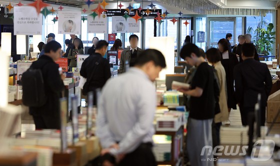 한강 작가의 노벨문학상 수상 이후 일주일간 서점 매출이 40% 늘어난 것으로 집계됐다. 24일 BC카드는 한강 작가의 노벨상 수상 소식이 전해진 10월 10일부터 16일까지 일주일간 교보문고 등 온·오프라인 대형서점 관련 매출 데이터를 분석한 결과 전주(10월 3∼9일) 대비 39.2%, 전월 동기(9월 10∼16일) 대비 44.0% 증가했다고 밝혔다. 지난해 동기 대비해서는 31.9% 증가했다. 한강 작가의 작품을 찾는 수요가 폭발적으로 늘어난 가운데 다른 문학 작품 등을 찾는 수요도 덩달아 커진 것으로 분석된다. 사진은 이날 서울 종로구 교보문고 광화문점을 찾은 시민들.